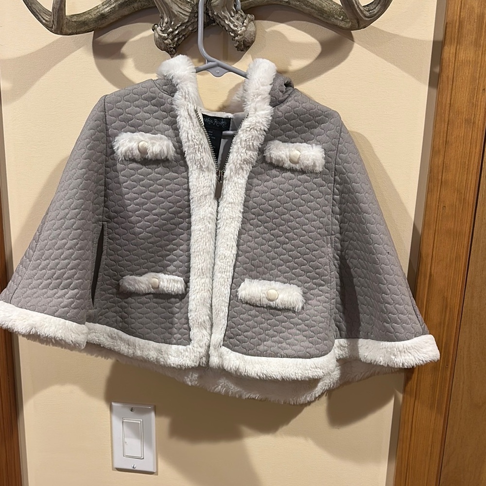 Cynthia Rowley Gray and White Quilted Cape with Plush Trim